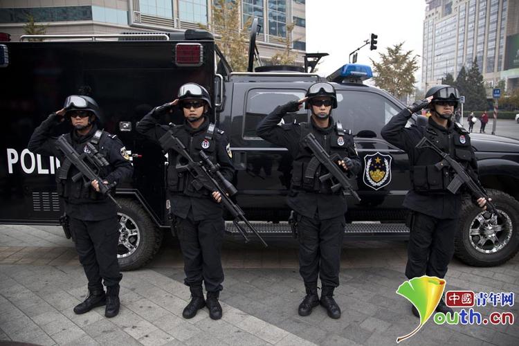 参与展示的反恐特警和他们身后的车辆. 中国青年网记者 李拓 摄