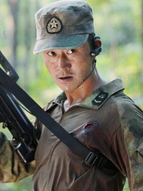 本以为吴京穿军装够man了,直到看到蔡徐坤,才是真的man