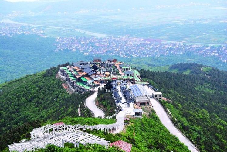 四月春风拂面春风得意满面赴苏州去踏青玉屏山下留影