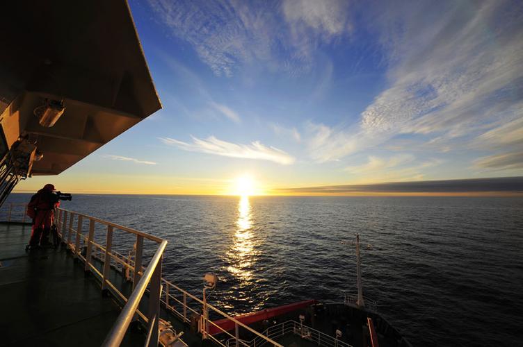 楚科奇海极昼期间的日落和日出