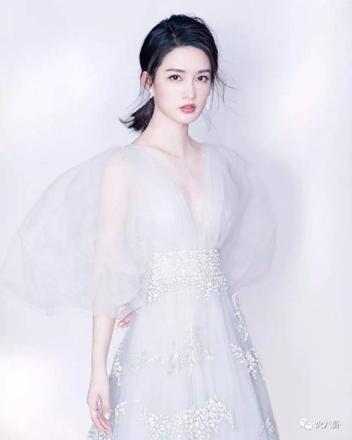 虽然李沁,李一桐都有符合小龙女形象的元素,比如李沁清冷,李一桐淡雅