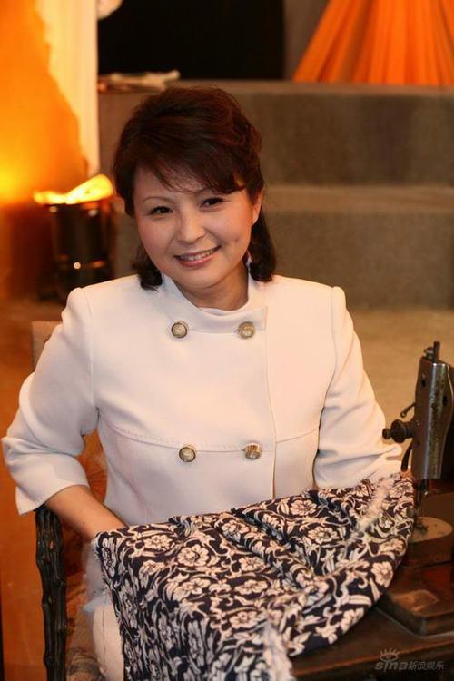 编剧黄允 导演李莉 第二排从左至右 小若男扮演者朱晨迪 若男扮演者