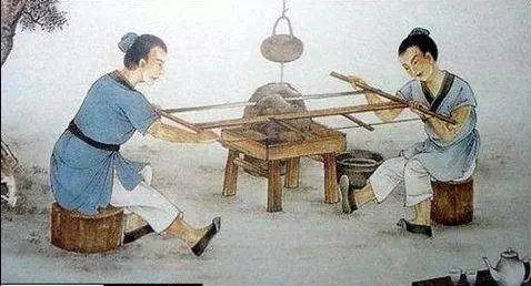 相传鲁班手被野草划破而受到启发 发明了锯子 他经过多次试验,终于