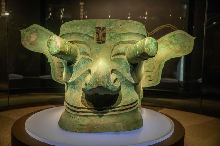 纵目面具除了纵目面具外,三星堆还出土了很多的眼睛形器物,体现了