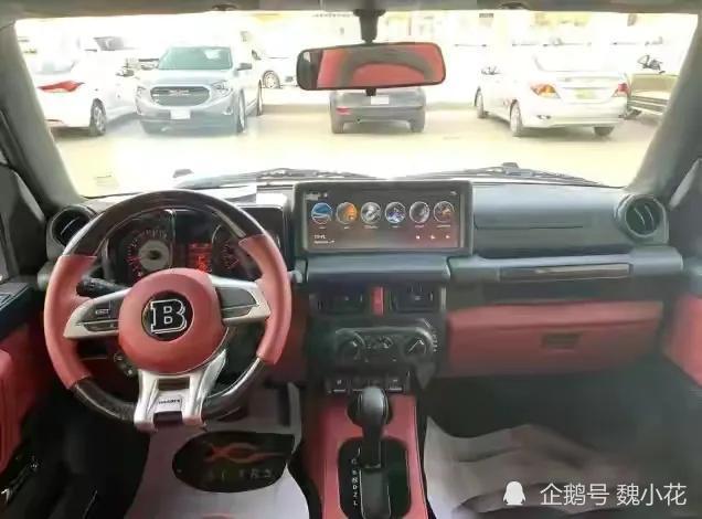 方向盘的设计也都延续了巴博斯的造型,但遗憾的是材料上的选择比较地