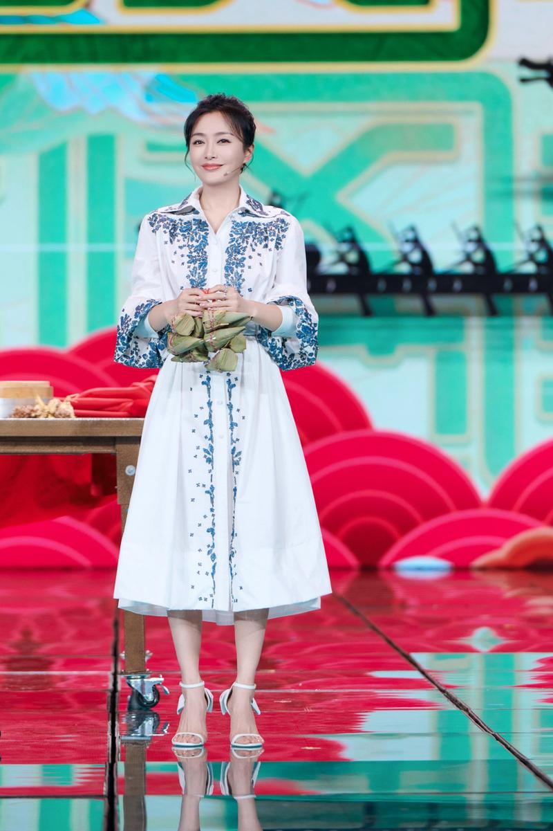 原创41岁的秦岚风采依旧,身穿白色衬衫裙搭配高跟凉鞋,时尚又高级