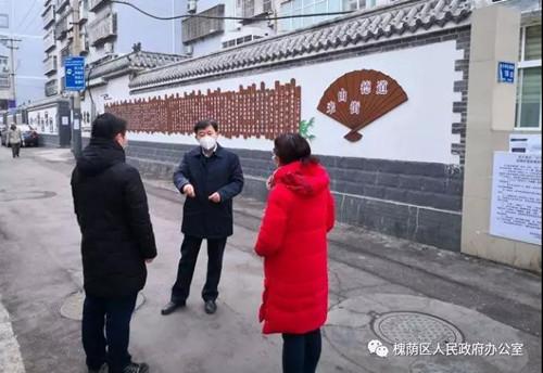 刘恩惠对北辛街社区的封闭式管理给予肯定,对街道,社区工作人员24小时