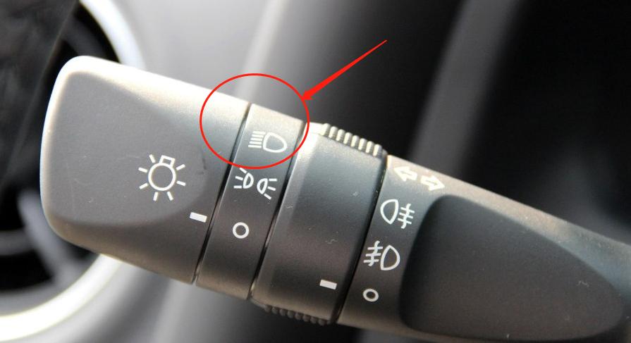 5,将整个档杆前打下去即可开启远光灯,向后打为单次远光灯照射