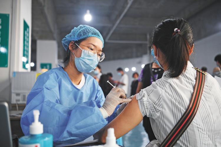 广安市大规模人群新冠病毒疫苗接种有序进行