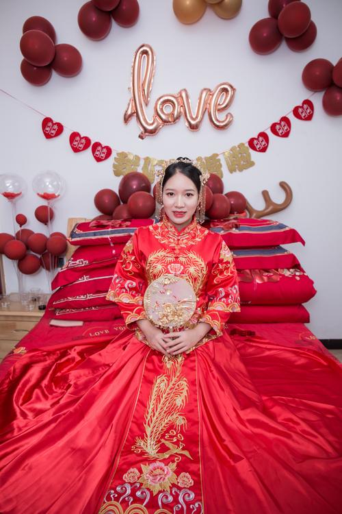 "……美丽新娘端庄坐在喜床上静等自己的新郎.