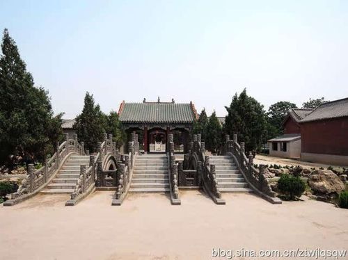 家传遗言记"记载:青龙峡为明永乐年间万花庄高白宁陪给龙母的嫁妆地,"