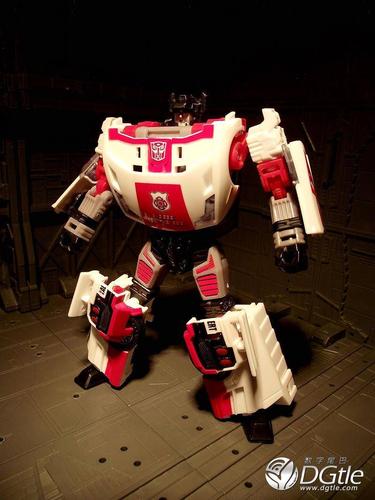红色警报的机器人形态! 感觉是不是有g1或者漫画的味道!