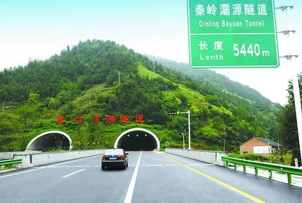 8月14日,一辆汽车将穿越西(安)商(州)高速公路5440米长的秦岭隧道.