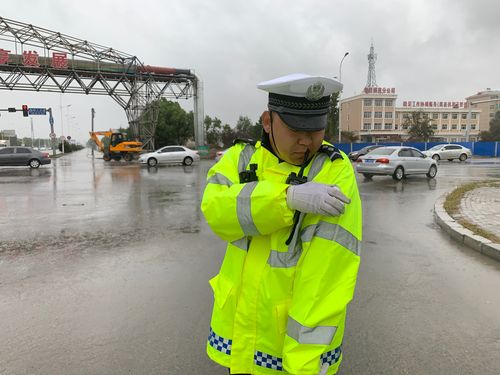 乘风交警雨中执勤 坚守岗位力保畅通