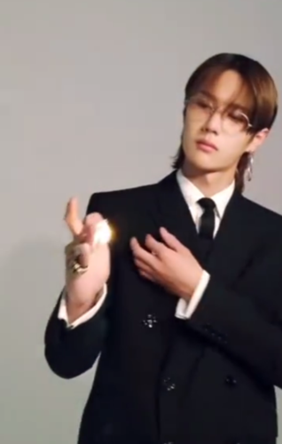 王一博最新杂志花絮流出,看到他吹火柴那一刻,网友