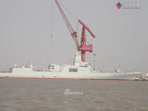 我江南厂055万吨大驱挂上满旗_高清