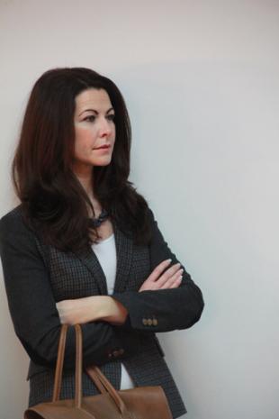 塞尔比携妻子出席发布会 美女神似泽塔琼斯(图)