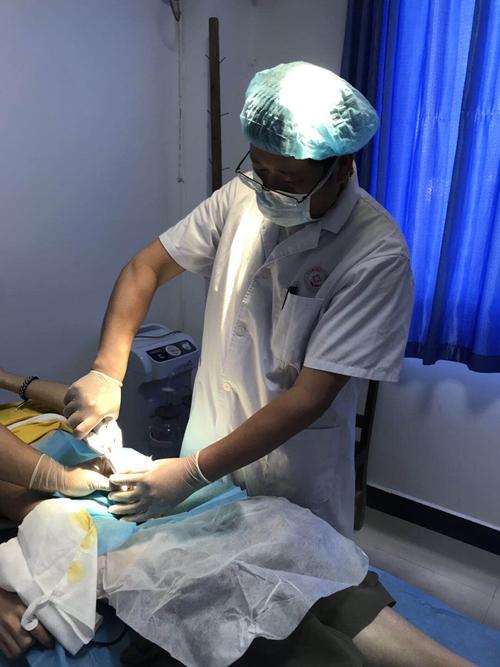 行吻合器下包皮环切手术.