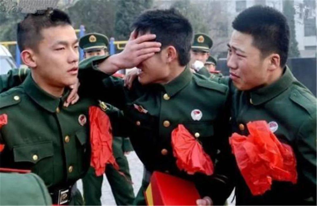 各国军人退伍时心态差别有多大?美军兴奋不已,我军让人心疼!