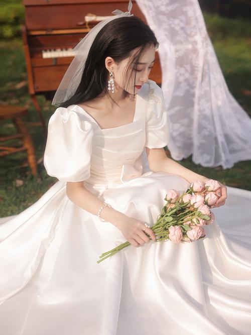 领证登记小白裙晚礼服女夏宴会订婚连衣裙法式缎面白色洋装轻婚纱