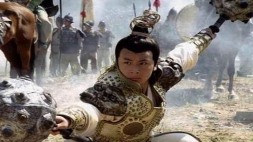 裴元庆相传是玉面哪吒转世,手中一对八棱梅花亮银锤重达600斤,臂力