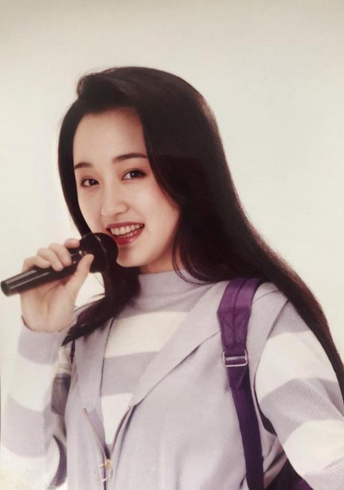 怪不得能成为天后杨钰莹年轻时太甜了长发配条纹衫纯到骨子里