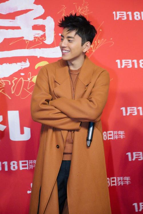 王大陆焦糖色大衣身高直逼姚明,王凯站在他身边都成"小矮人"了