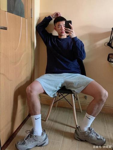 英俊帅气的00后体育生,喜欢收藏别人鞋子的大长腿男生