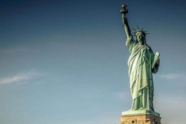 美国的自由女神像重45磅,高46米,底座高45米.