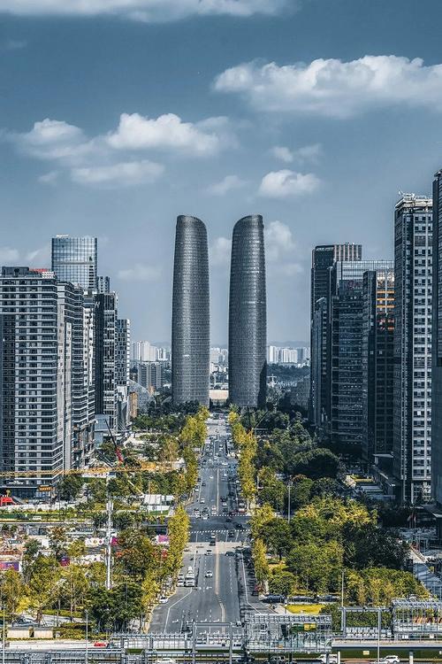 身高218米的双子塔所在的成都金融城是一张西部金融中心名片.