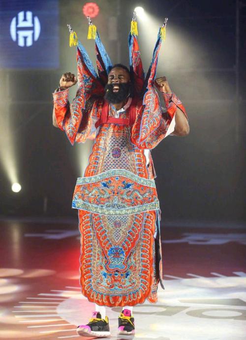 哈登穿中国戏服上台表演,舞台表现力超棒,黑脸的哈登