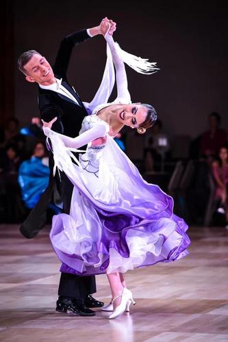 广州慕凡服装签约赞助云南籍世界摩登舞青年女冠军冲击国际大赛