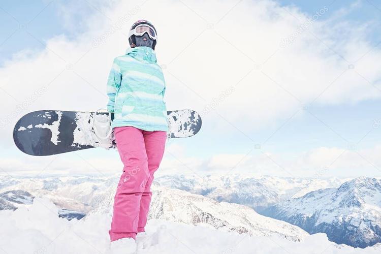 名称:年轻女子单板滑雪
