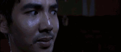 再比如下面这段戏——男主角走进影厅,《厉鬼》马上自动播放,并且放