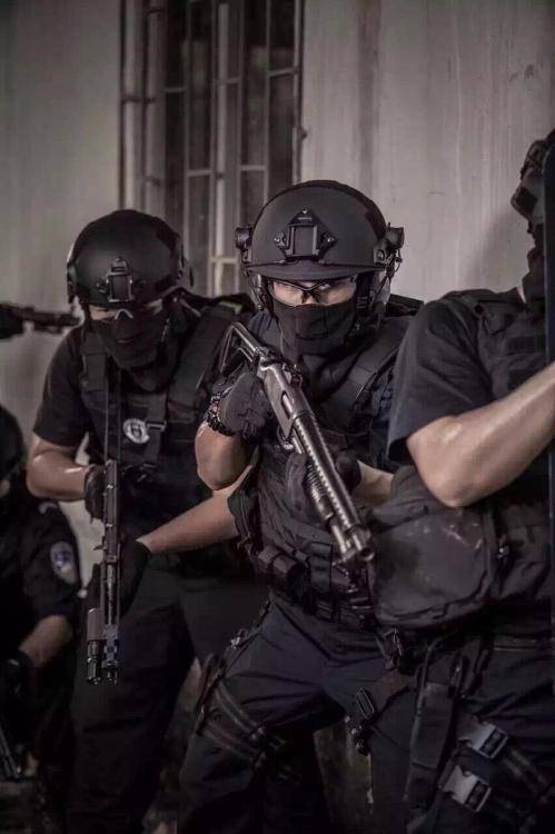 装备精良,中国特警的战斗力很凶悍