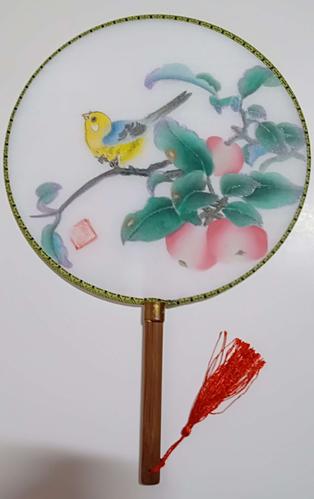 团扇呈圆形或近似圆形,炳不长,多为唐代仕女性随身佩戴,中国团扇一般