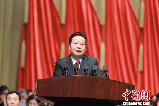 安徽省政协主席张昌尔代表该省政协常务委员会作工作报告.