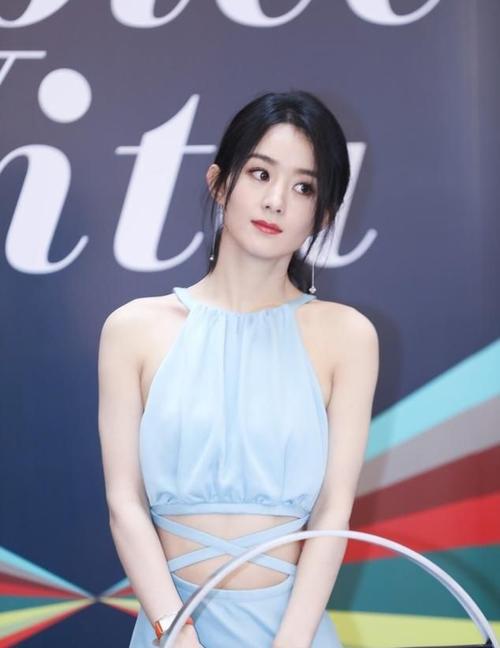 赵丽颖当了妈身材也不差,穿裙子中间"留空"