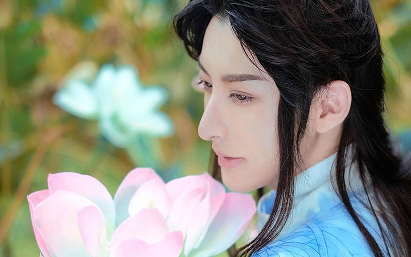 【coser小梦】【汉服私影】浮影流花 青·荷ps:手绘汉服和折扇都是