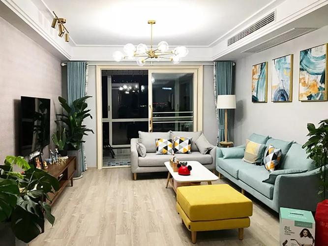 屋主@queenie家实拍 △造型简单的原木色电视柜,大叶绿植,她家的北欧