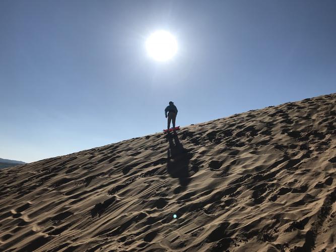 沙漠行走在沙上一步一步十分困难,让我领略到了人生的真谛人生走两步