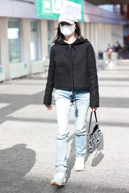 街拍董洁穿黑衣搭配牛仔裤低调出行戴棒球帽休闲时尚