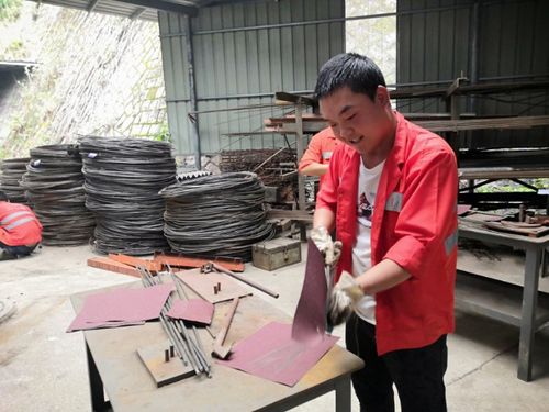 利用砂布进行人工除锈,将钢筋表面的浮皮,铁锈清除干净.