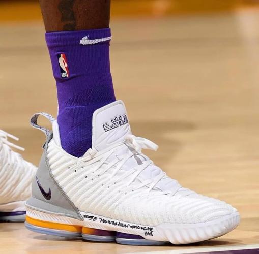 詹姆斯上脚多款詹16喜欢脚踝哥就