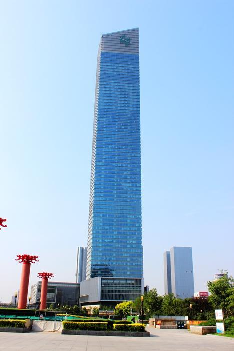 沈阳恒隆广场大厦在沈阳市府广场高360米是目前沈阳最高建筑