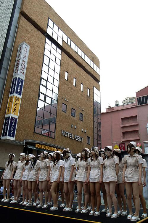 日本女鬼护士穿超短裙上大街