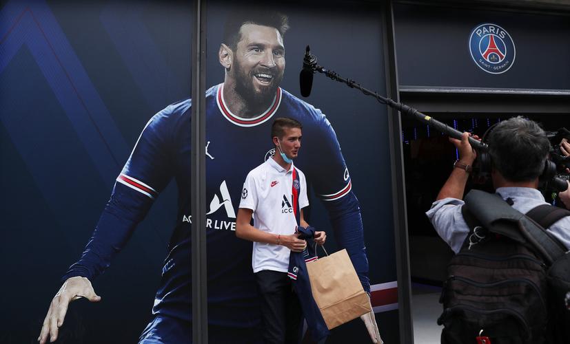 足球——球迷欢庆梅西加入"大巴黎"