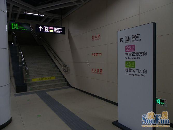 洪山广场的地铁站有三层,检票口一层,布满了文化墙,第二层为去往金银