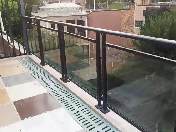 锌钢阳台护栏具有抗冲击性好,防锈耐腐蚀好,结实耐用,自洁环保,寿命长