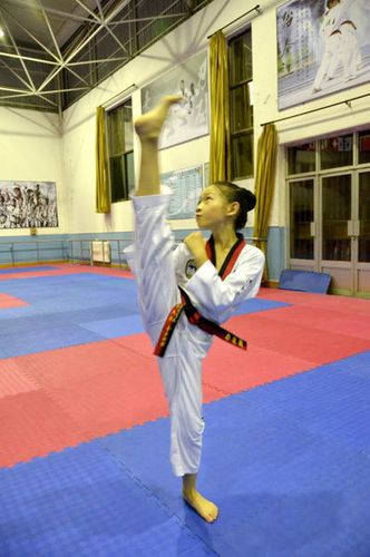 11岁的跆拳道女生们你们踢过别人脸吗 光脚吗